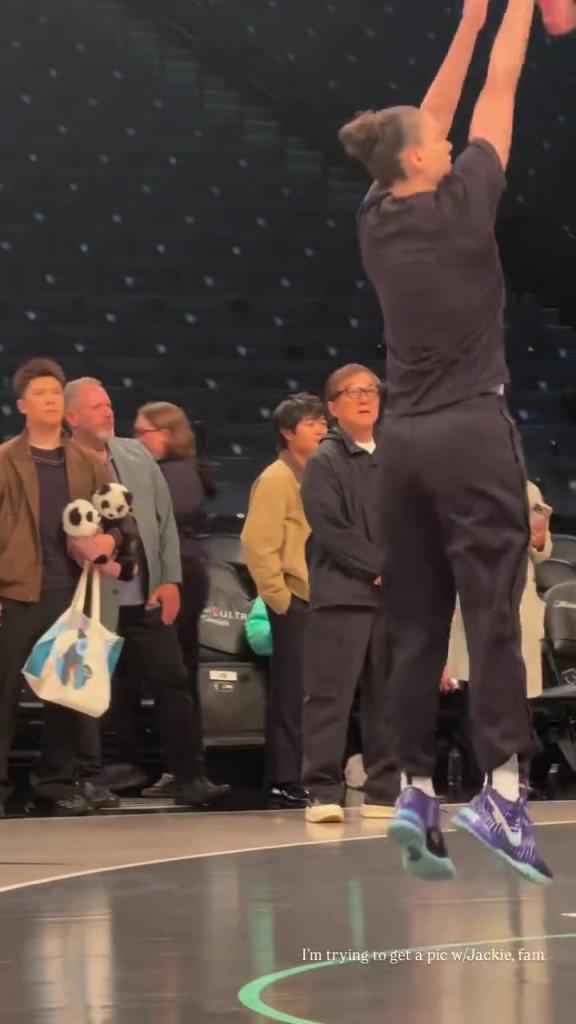 71歲成龍現(xiàn)身巴克萊中心看女籃比賽：她們投籃怎么那么準(zhǔn)?。?！